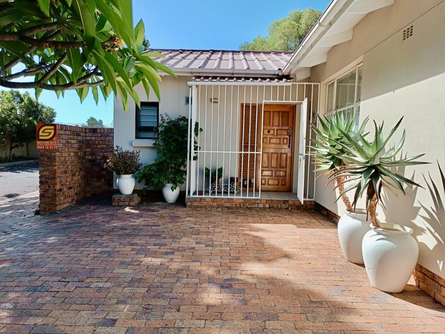 To Let 3 Bedroom Property for Rent in Lionviham Western Cape